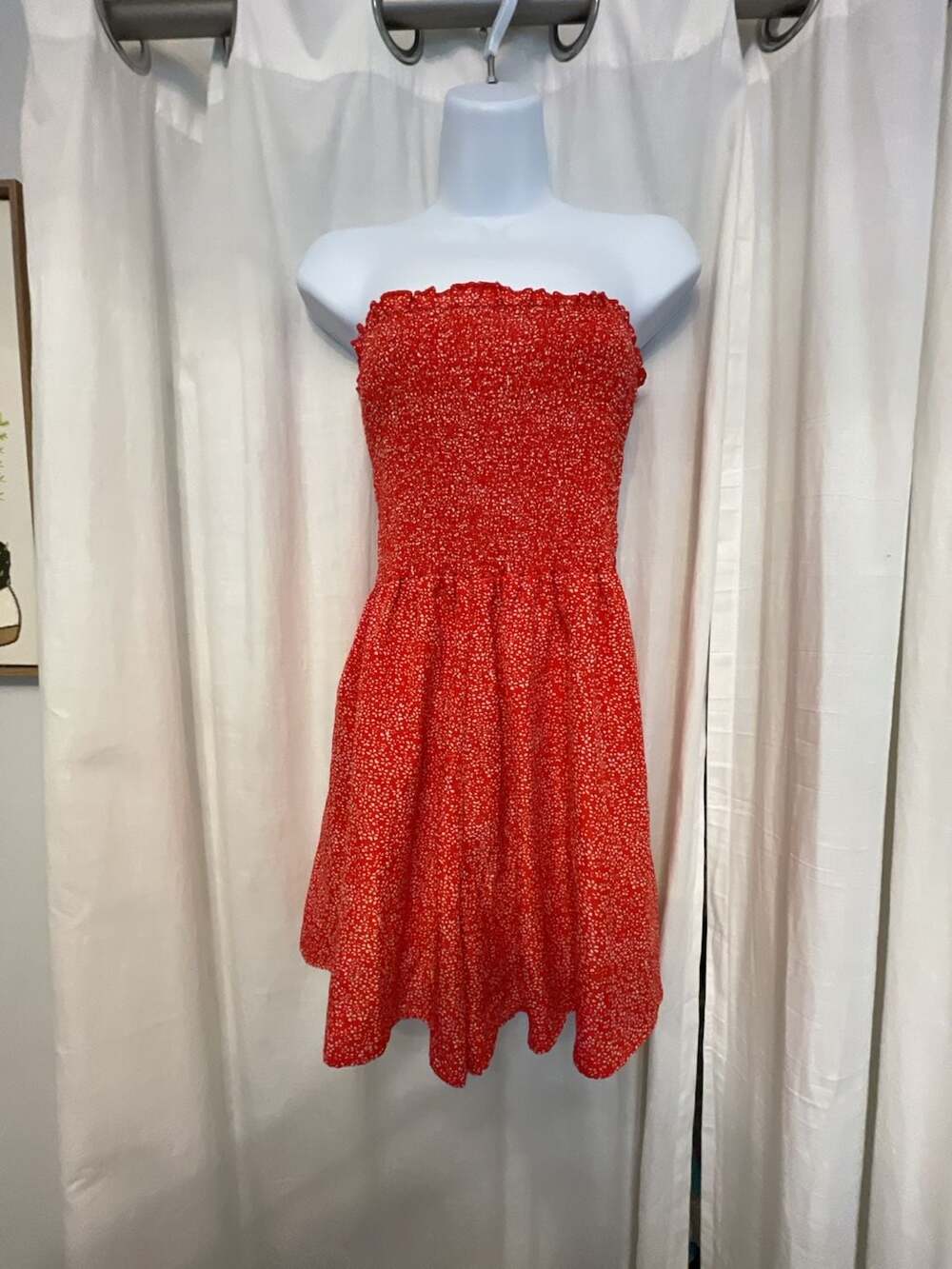Red Floral Print Smocked Strapless Mini romper 
Sz M
Wedding guest
Summer
Flirty